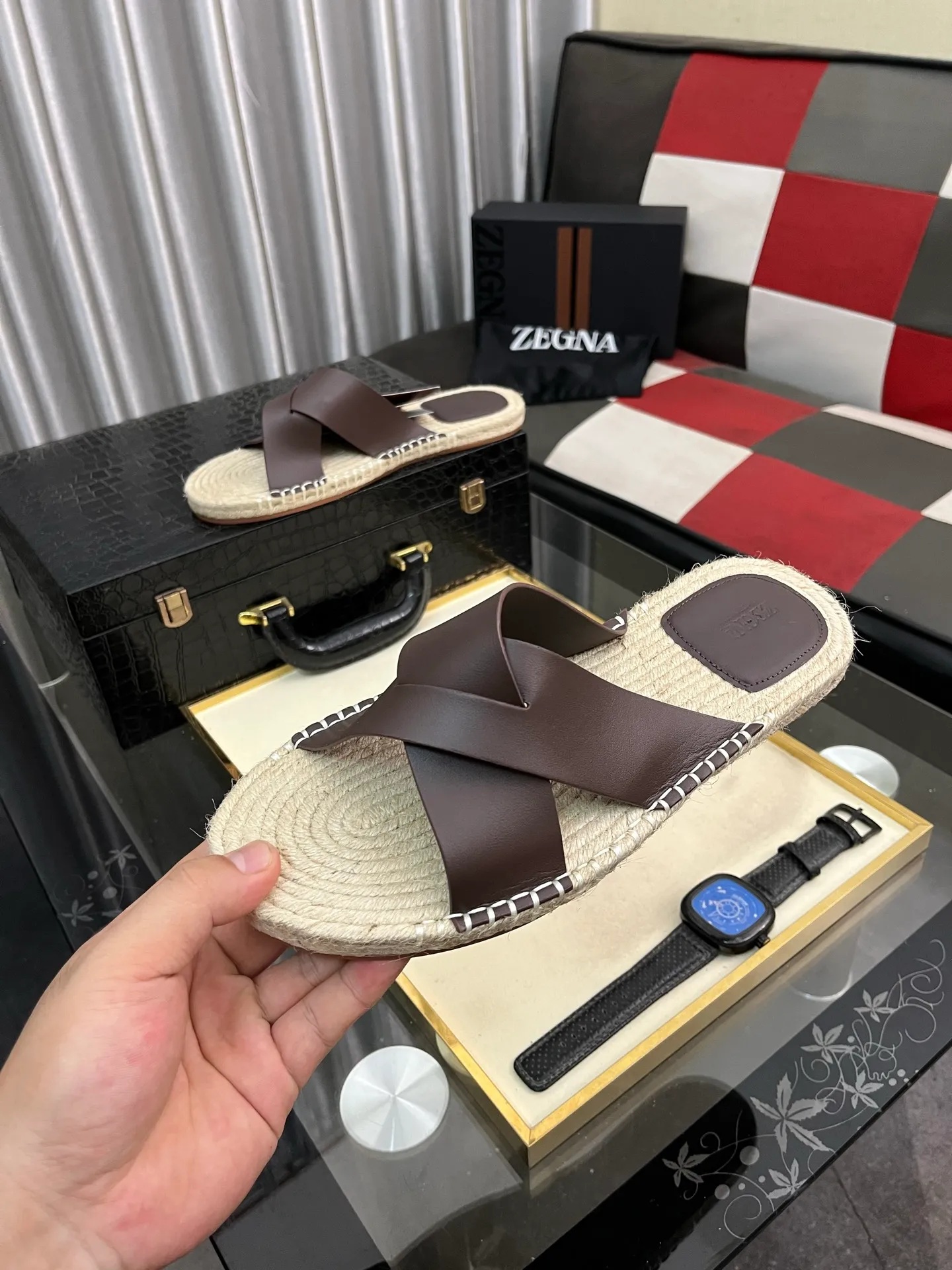 Men's shoes 💰320⌚️⌚️《HERMES》Hermès 💁♂️Men's casual slippers, compare the quality at the counter🧚🏿♂️ The upper layer has a stone pattern with clear texture, showing high-end, high-end, comfortable to wear and versatile. Purely hand-pulled, raw rubber breathable outsole, breathable and comfortable lambskin lining, 100% comfortable density, original rubber outsole wear-resistant code number 38-44. Can be customized 45-46-47